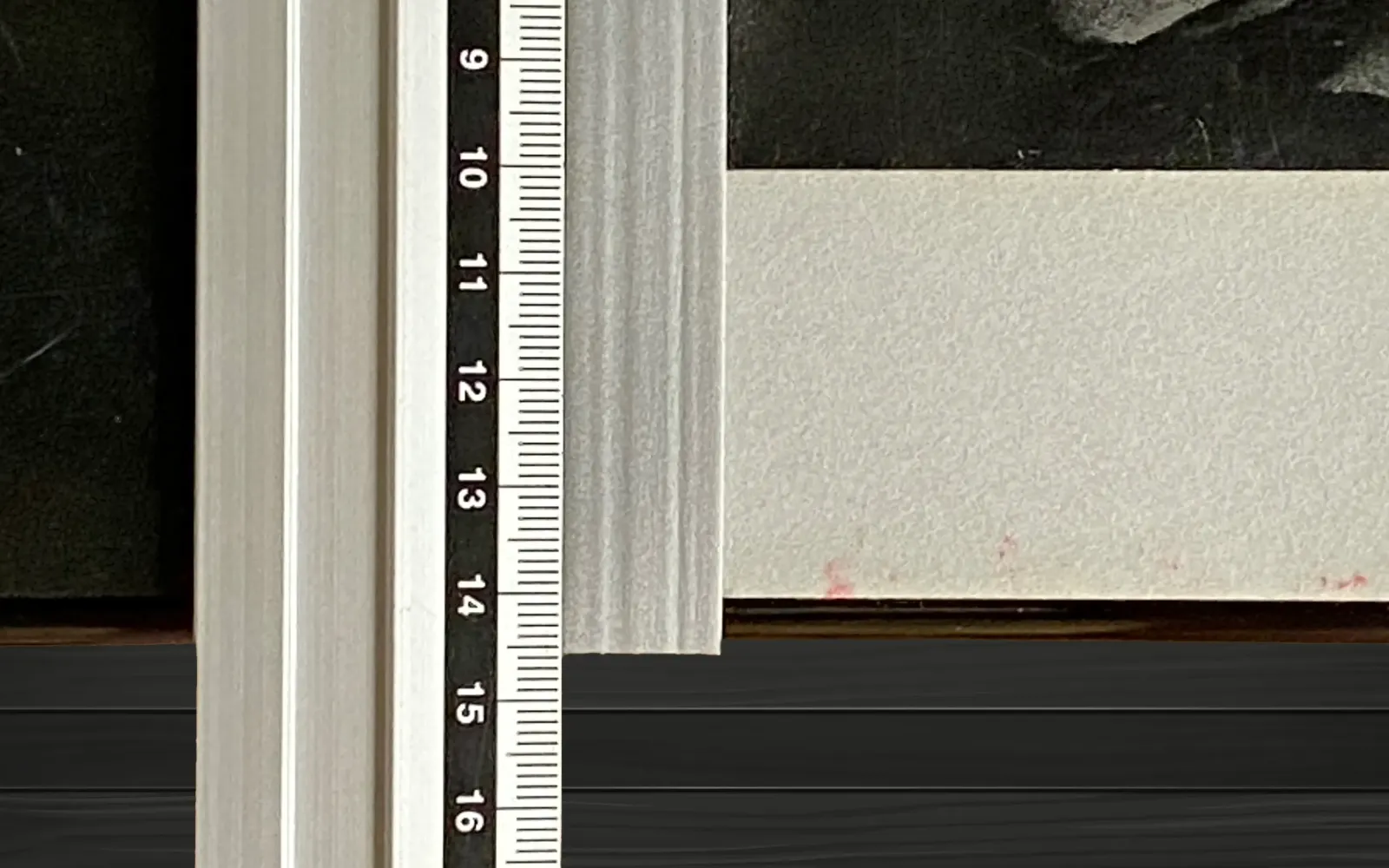 両面テープに貼り付けた一番目の素材の端位置